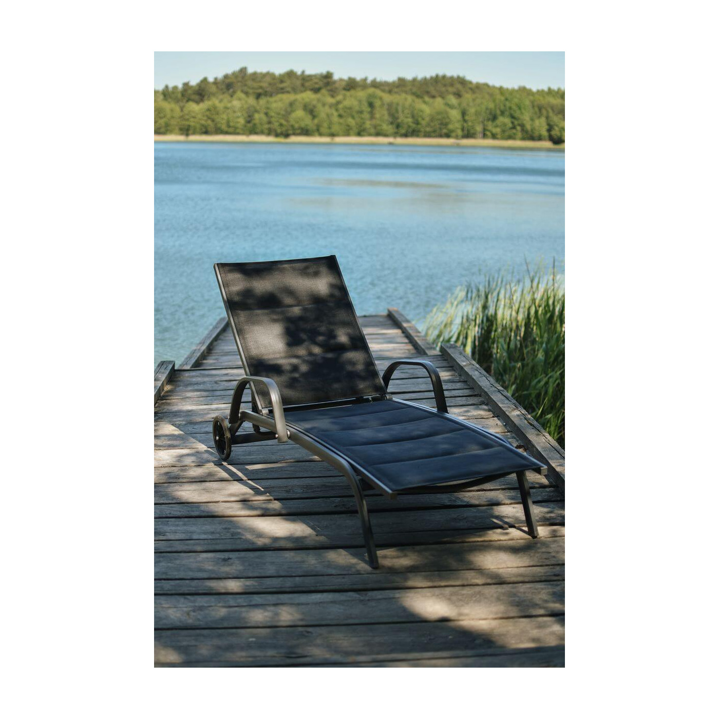 Leżak w aranżacji na kładce nad jeziorem