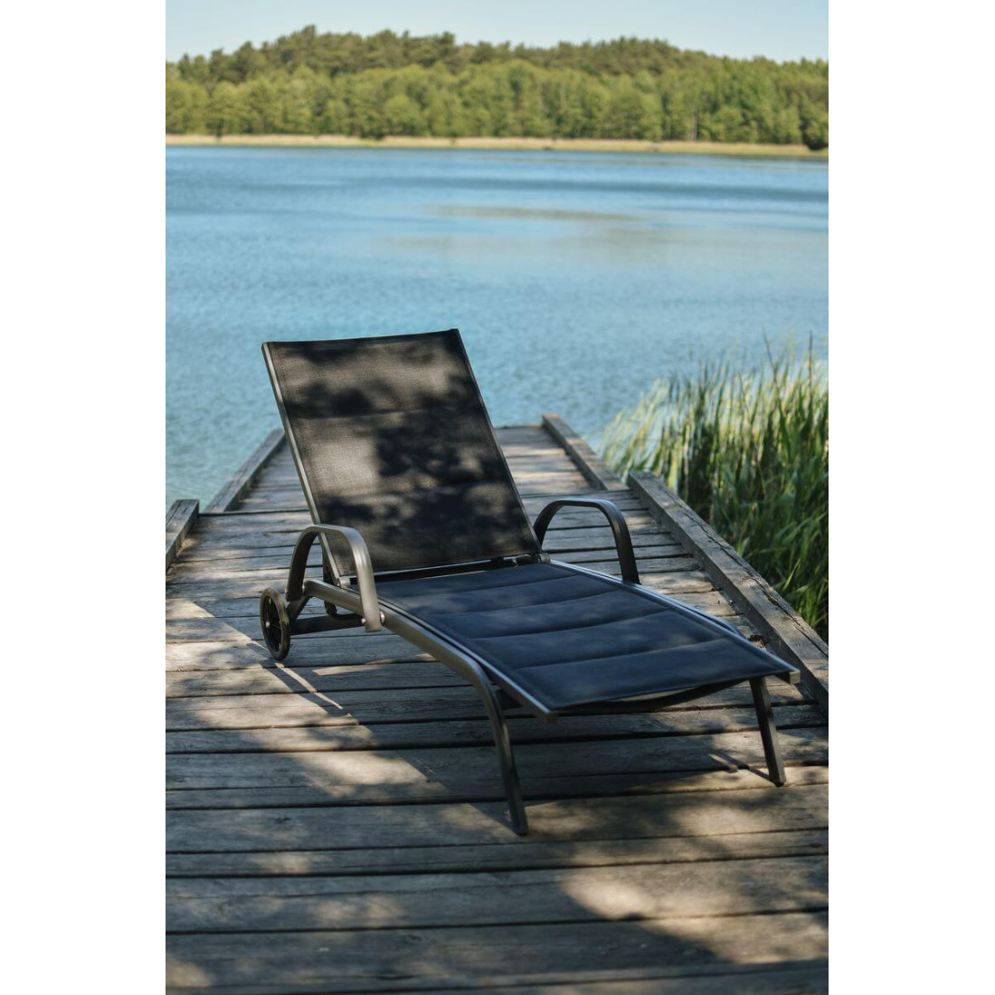 Leżak w aranżacji na kładce nad jeziorem