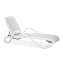 biały leżak z regulowanym oparciem i podłokietnikami