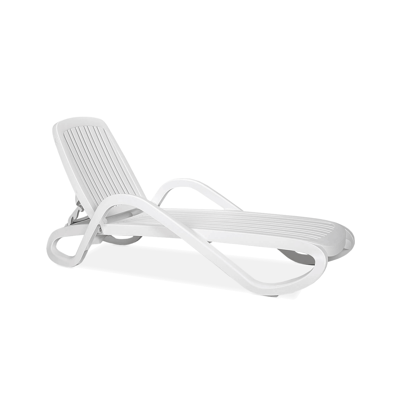 biały leżak z regulowanym oparciem i podłokietnikami