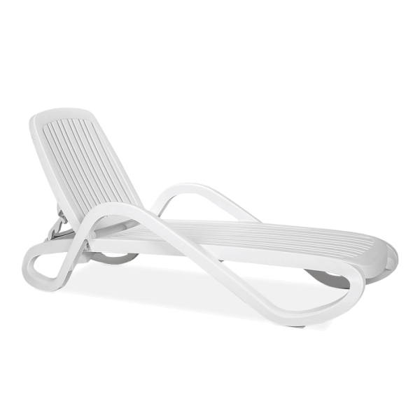 biały leżak z regulowanym oparciem i podłokietnikami