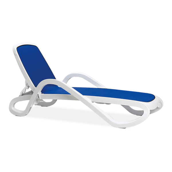 biały leżak regulowany z niebieskim siedziskiem i białymi podłokietnikami 