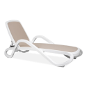 Biały leżak regulowany z brązowym siedziskiem