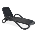 czarny leżak z regulowanym oparciem i podłokietnikami