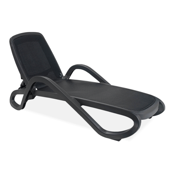 czarny leżak z regulowanym oparciem i podłokietnikami