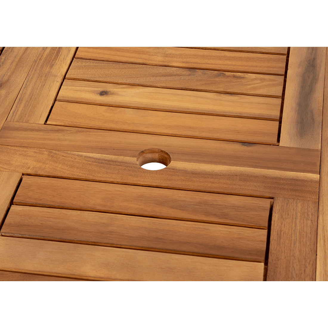 Zbliżenie na stół, który posiada dodatkowo otwór na parasol