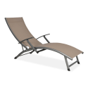 brązowy leżak z podłokietnikami