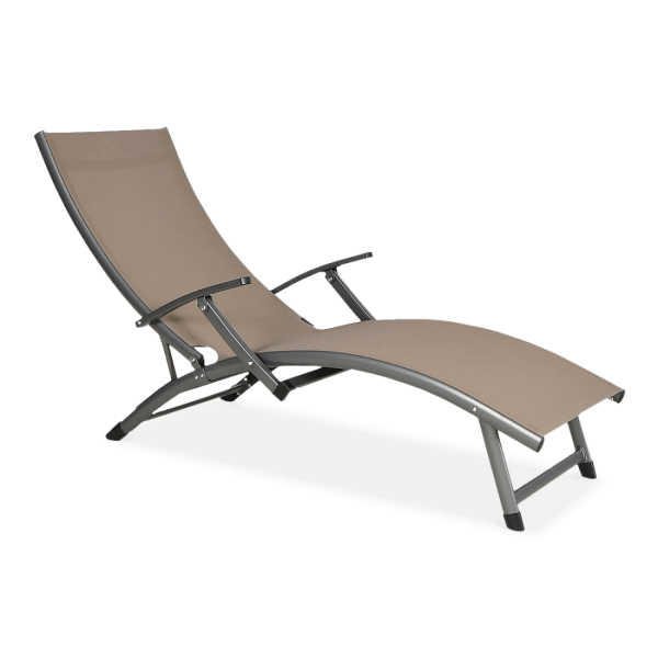 brązowy leżak z podłokietnikami