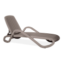 Brązowy leżak z regulowanym oparciem i podłokietnikami