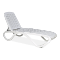 biały leżak ogrodowy z regulowanym oparciem