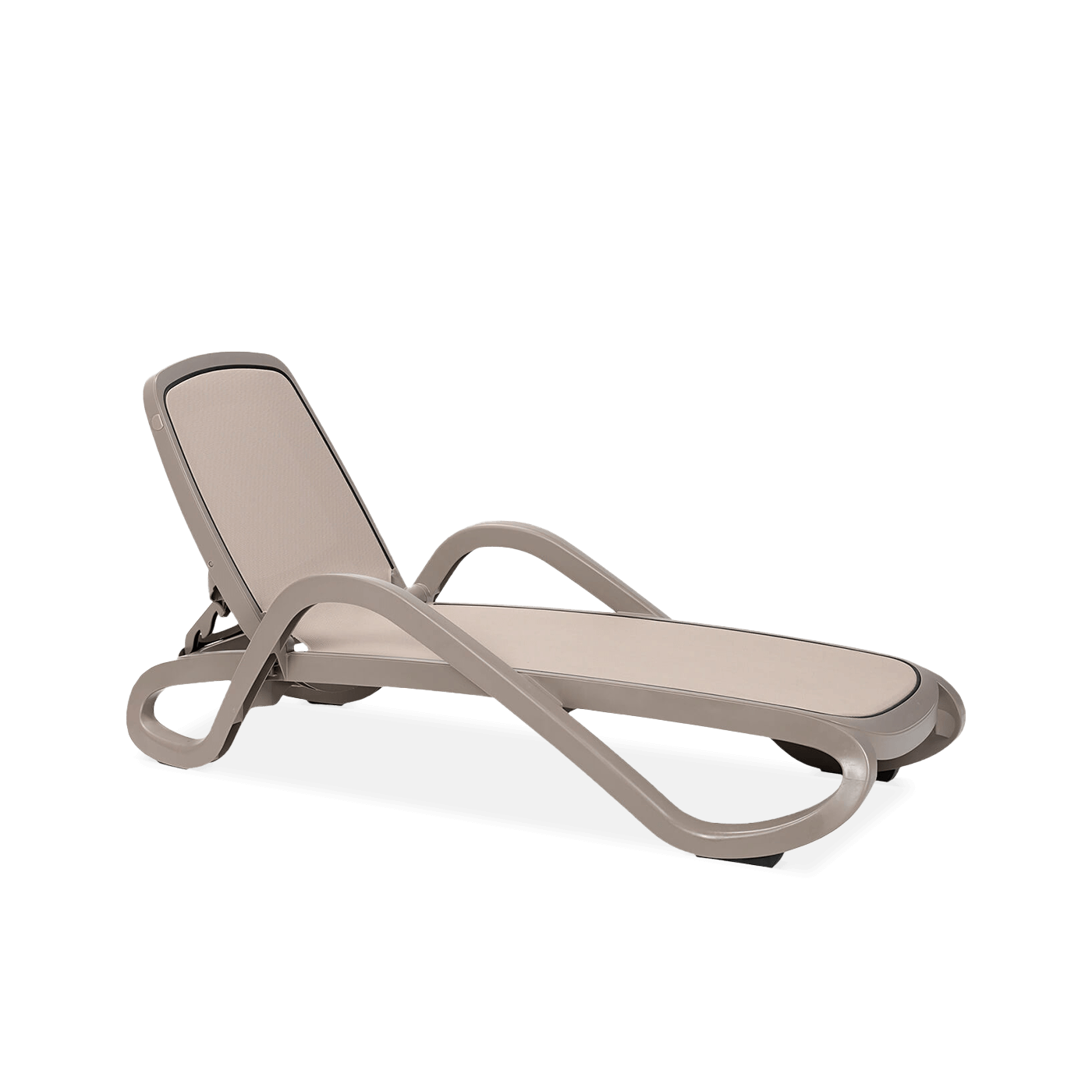 Brązowy leżak z oparciem i podłokietnikami 