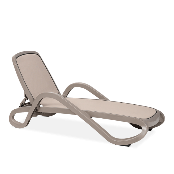 Brązowy leżak z oparciem i podłokietnikami 