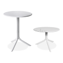 dwa białe stoliki o różnych wysokościach