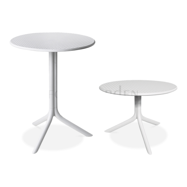 dwa białe stoliki o różnych wysokościach