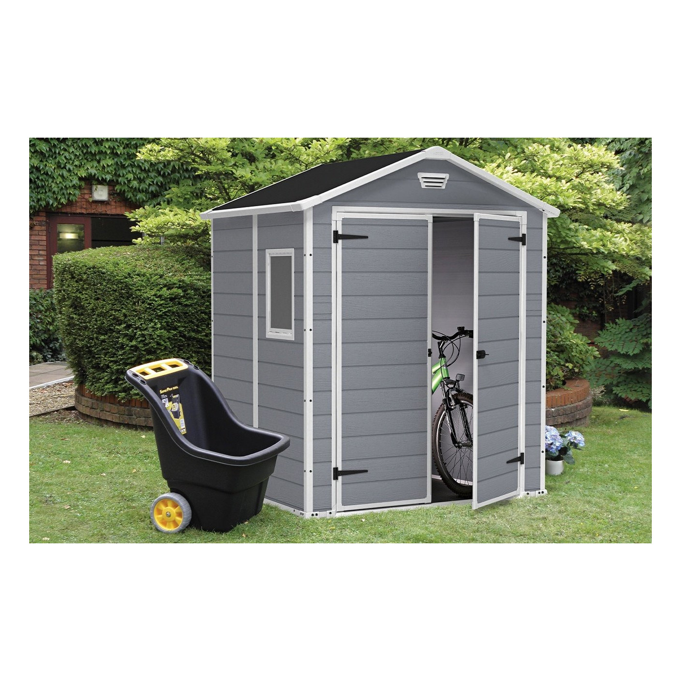 Domek ogrodowy Manor 6x5DD, Keter, aranżacja na ogrodzie, szerokie drzwi