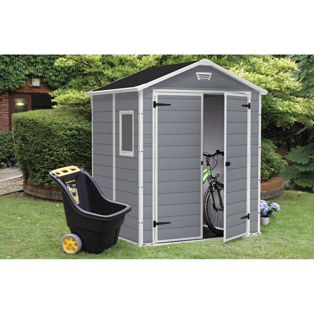 Domek ogrodowy Manor 6x5DD, Keter, aranżacja na ogrodzie, szerokie drzwi