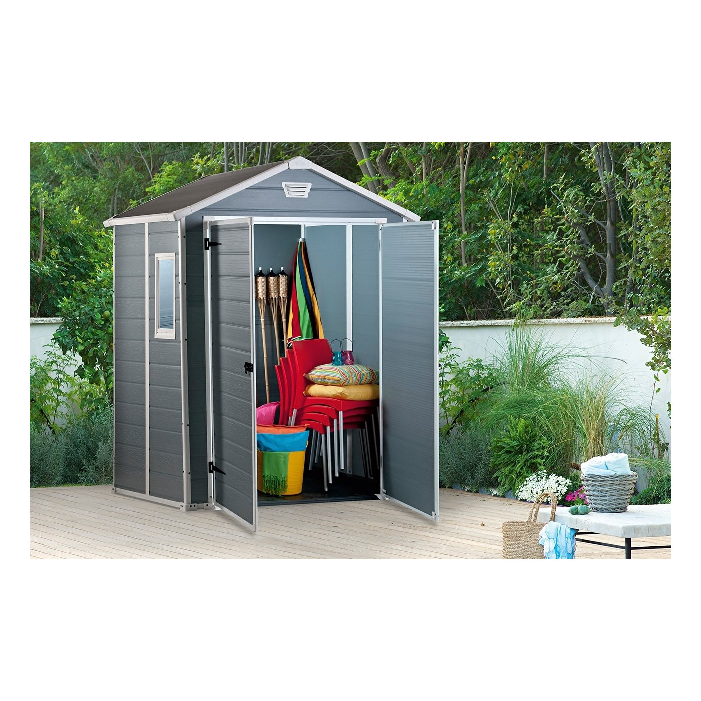 Domek na narzędzia ogrodowe Keter Manor 6x5DD, 185x152 cm, widok na wnętrze domku 