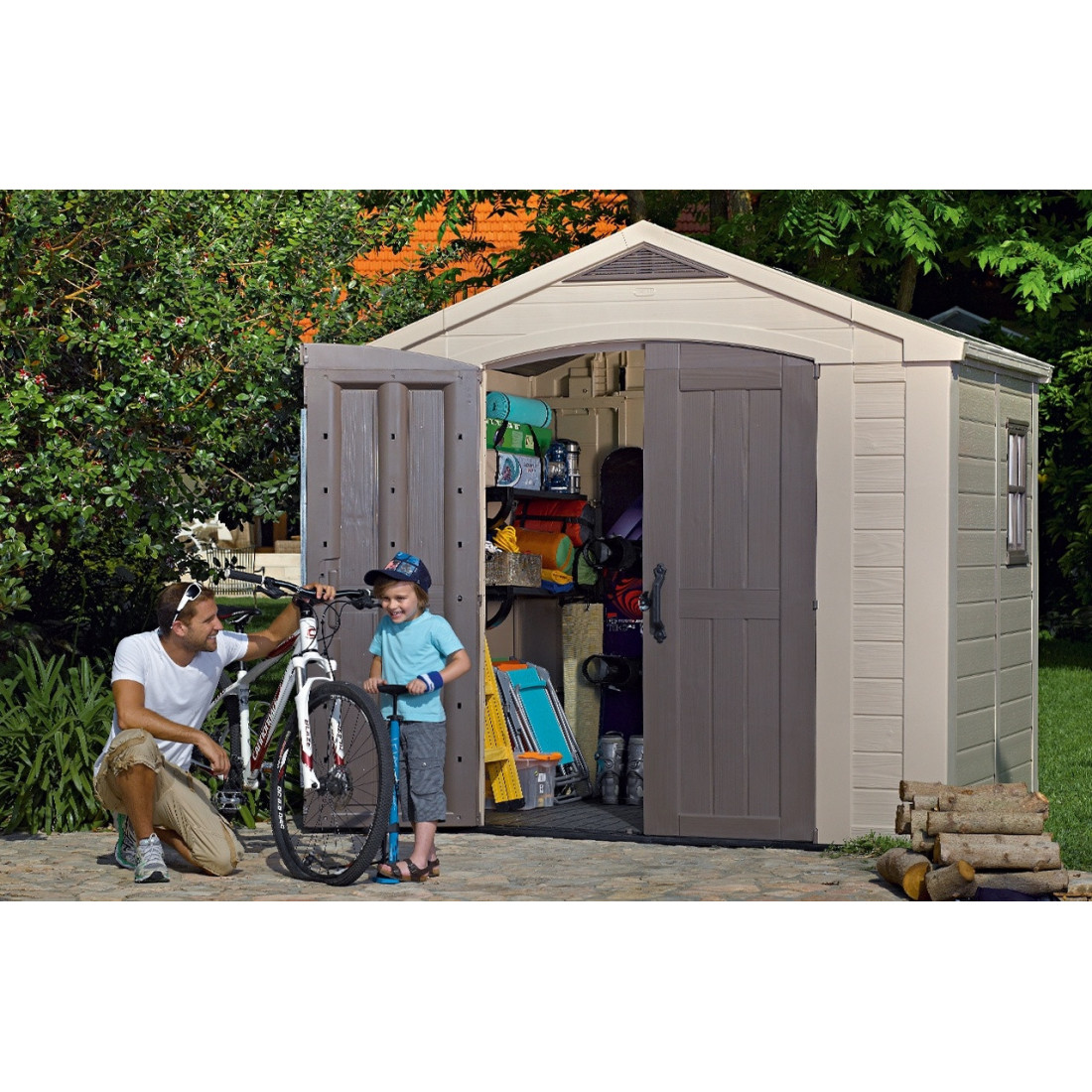 Domek narzędziowy FACTOR 8x6, 256,5x182cm, Keter, aranżacja w ogrodzie, przestronny