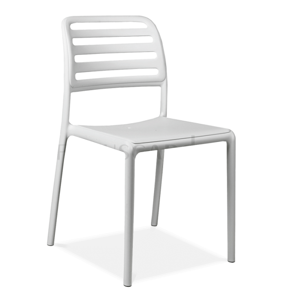 białe krzesło jadalniane z oparciem