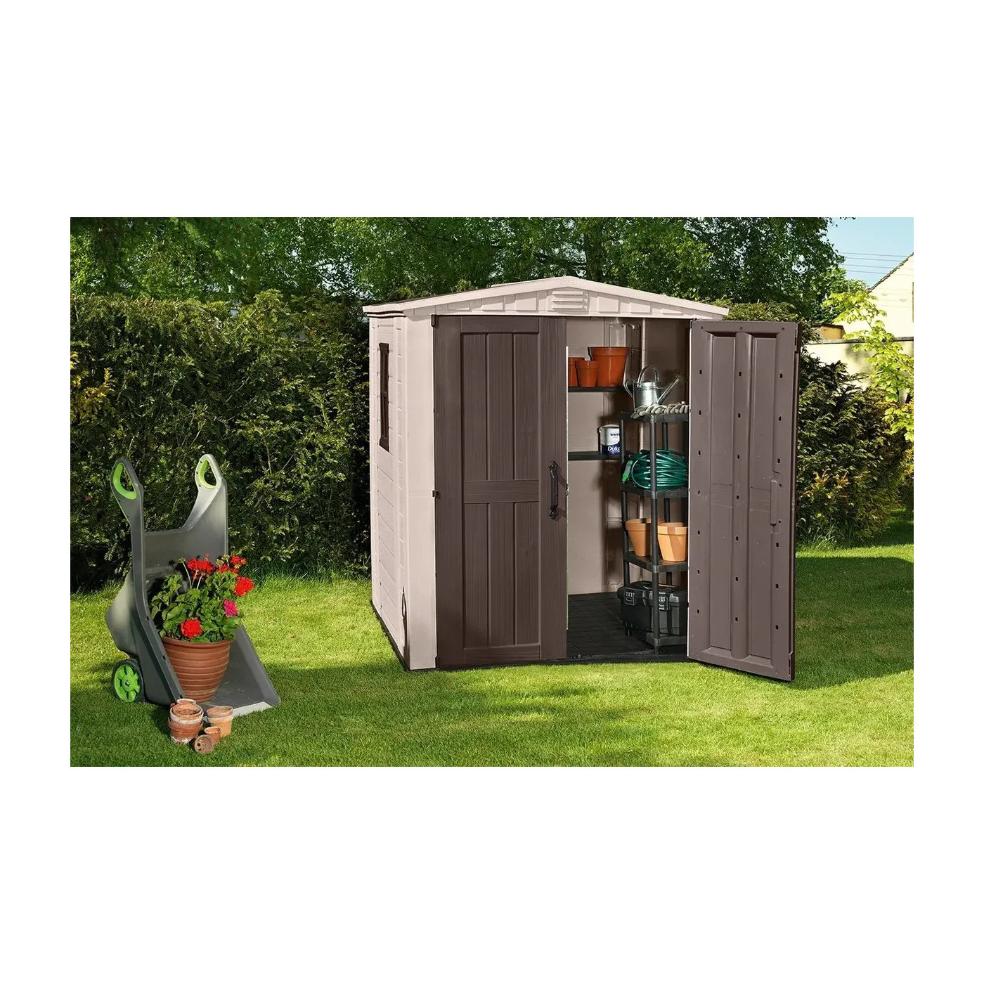 Domek ogrodowy na narzędzia FACTOR 6x6, 173x195 cm, Keter, aranżacja na ogrodzie, przestronny