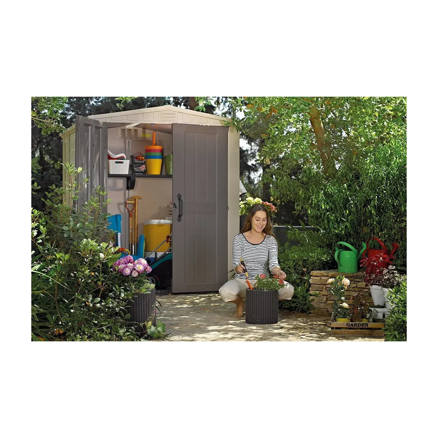 Domek na narzędzia Factor 6x6, 173x195 cm, Keter, aranżacja w ogrodzie