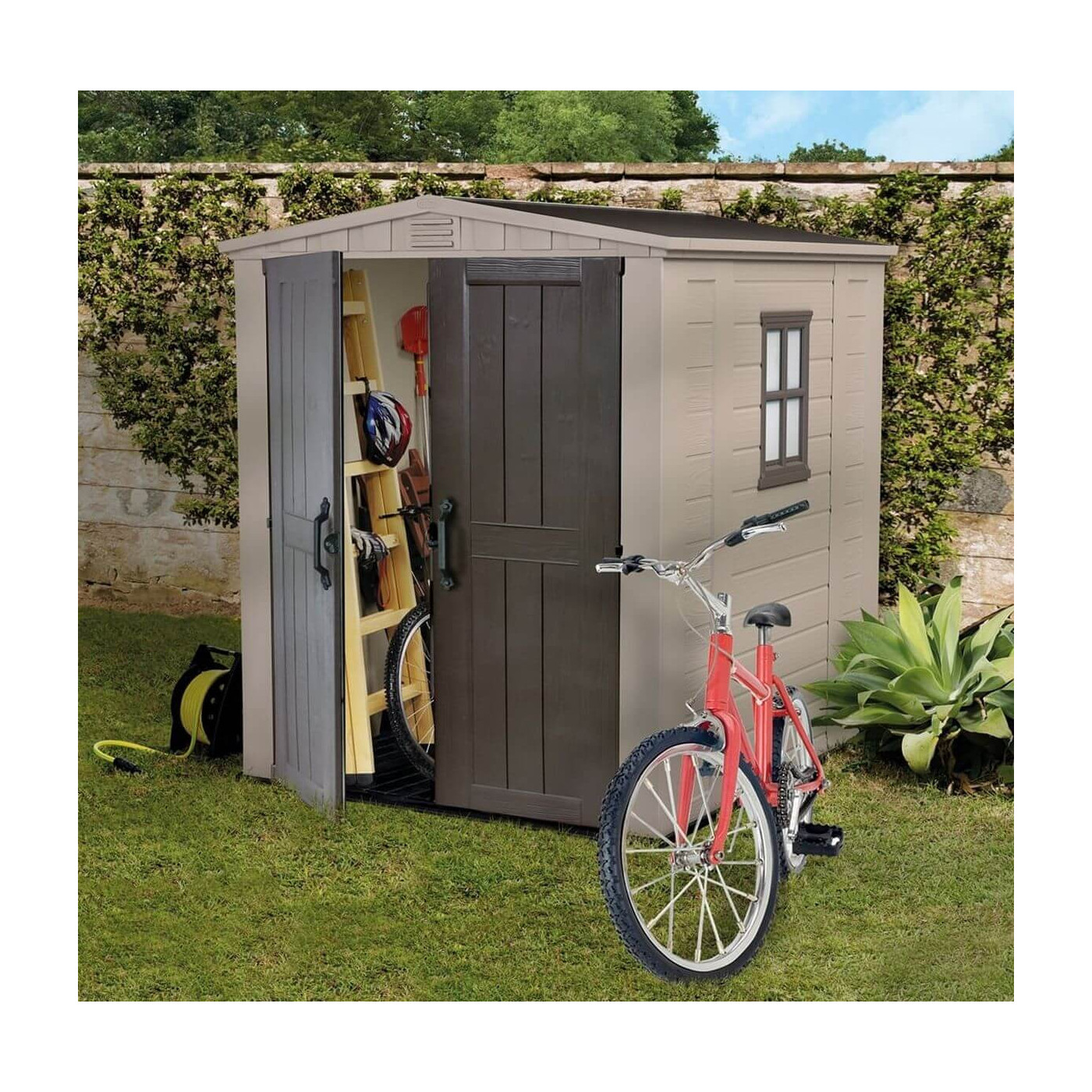 Domek na narzędzia Factor 6x6, 173x195 cm, Keter, narzędzia w środku domku, aranżacja w ogrodzie