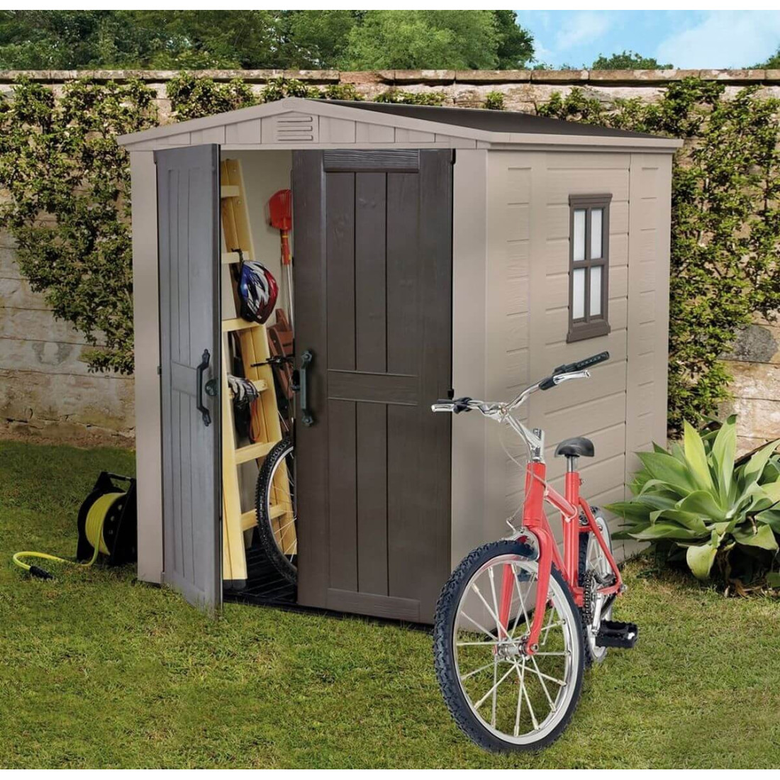 Domek na narzędzia Factor 6x6, 173x195 cm, Keter, narzędzia w środku domku, aranżacja w ogrodzie