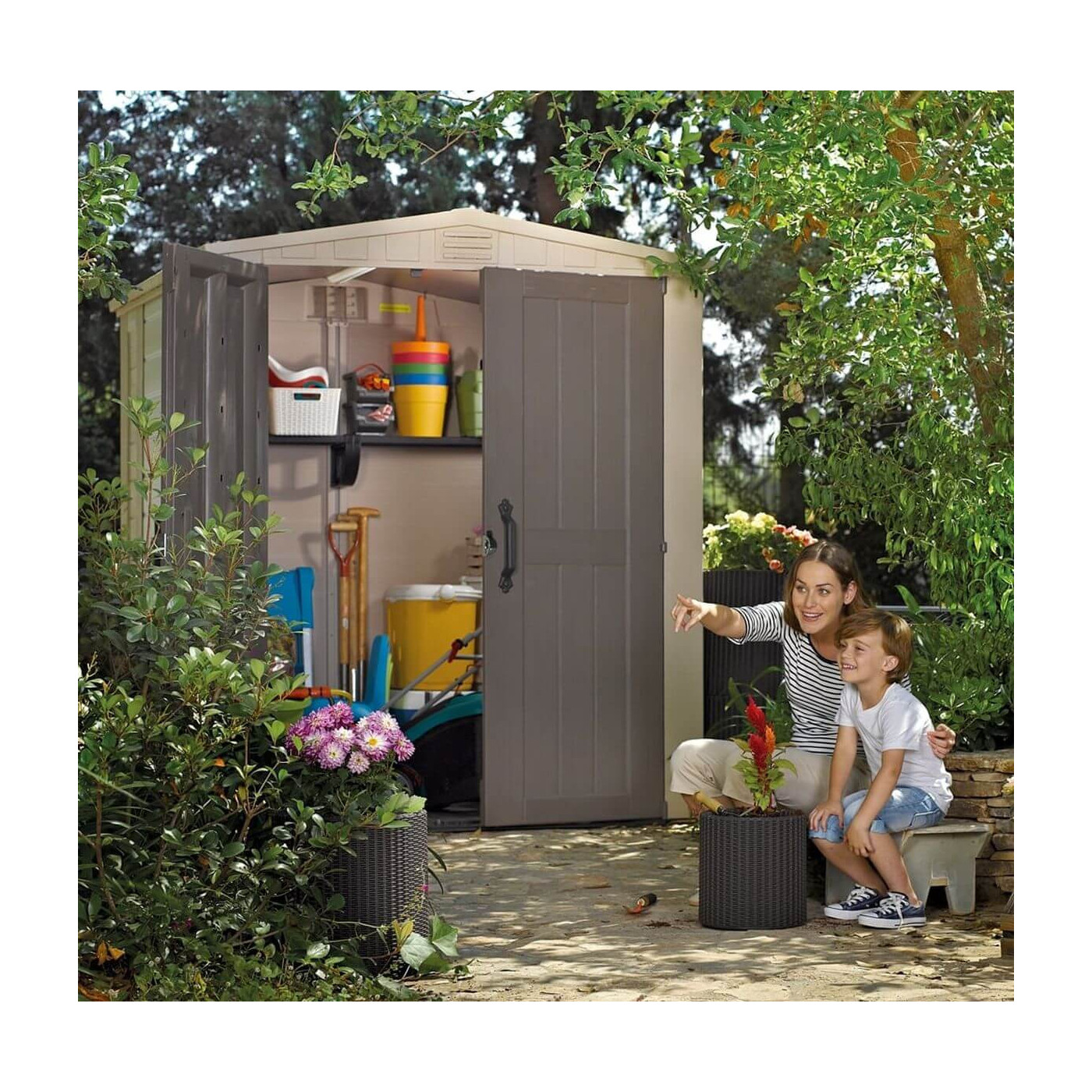 Domek na narzędzia Factor 6x6, 173x195 cm, Keter, narzędzia w środku domku, sporo miejsca