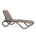 brązowy leżak z regulowanym oparciem