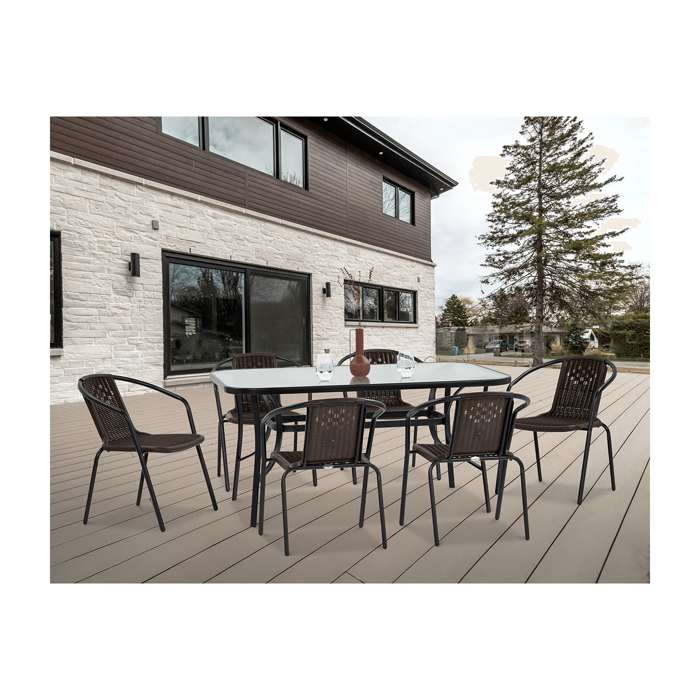 Brązowy zestaw jadalniany simple w aranżacji na tarasie obok domu