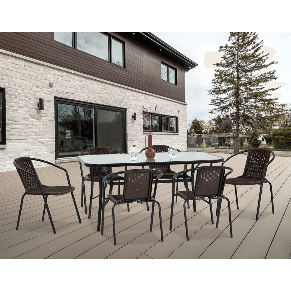 Brązowy zestaw jadalniany simple w aranżacji na tarasie obok domu