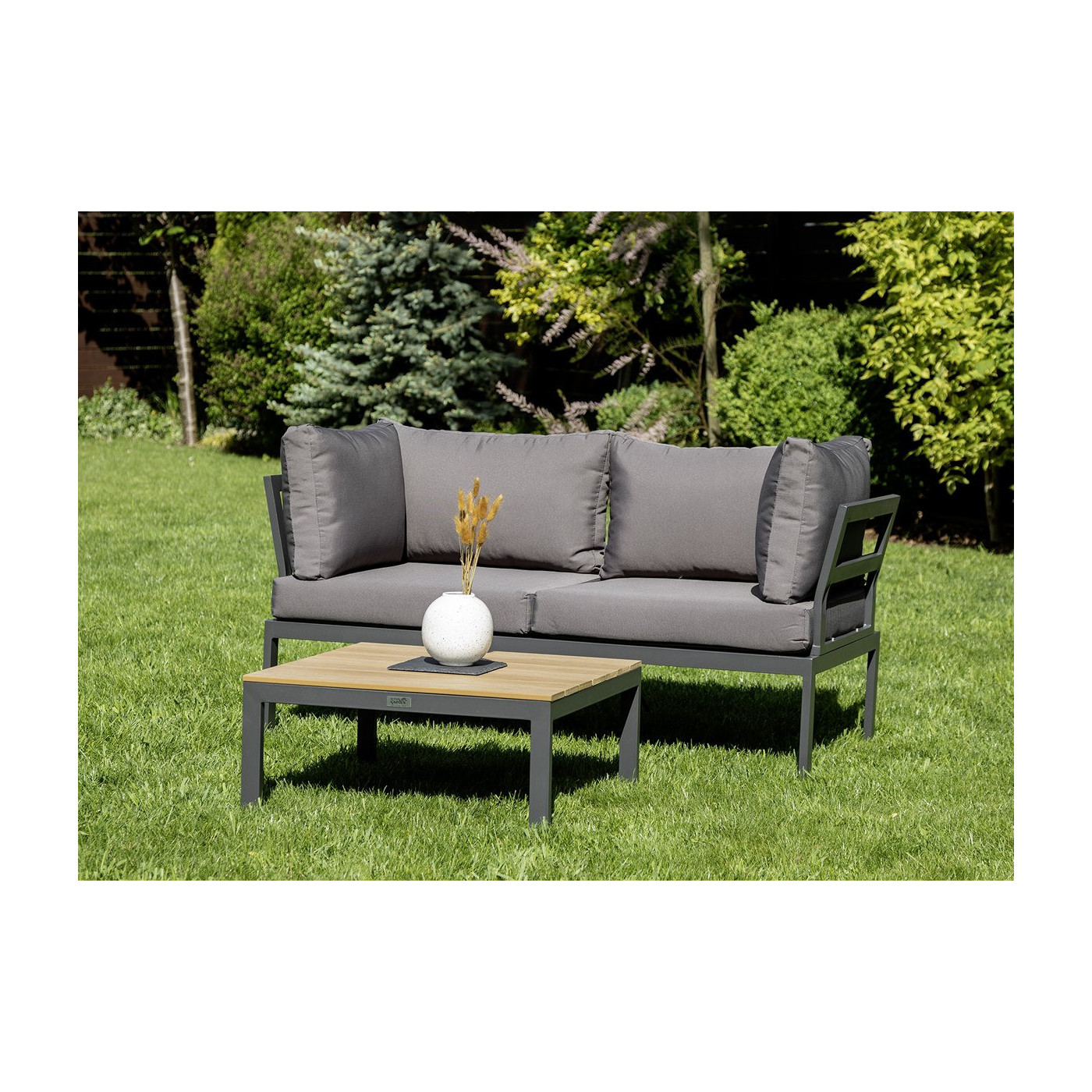 ciemno szary zestaw java w konfiguracji kanapa i stolik na ogrodzie