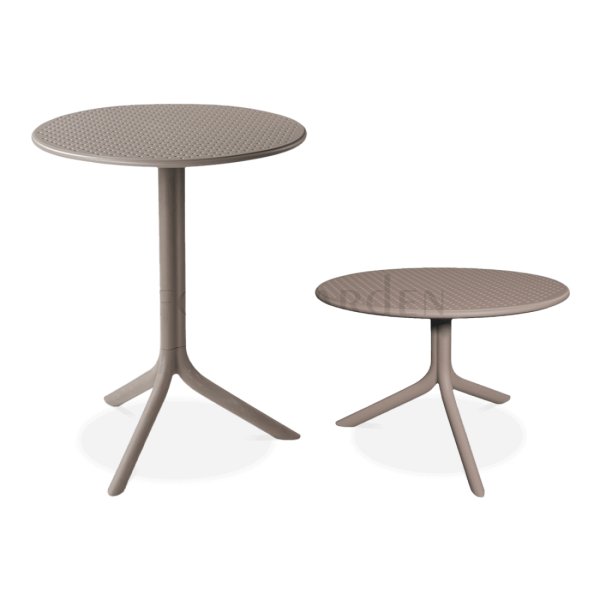 dwa stoliki brązowe ogrodowe o różnej wielkości 