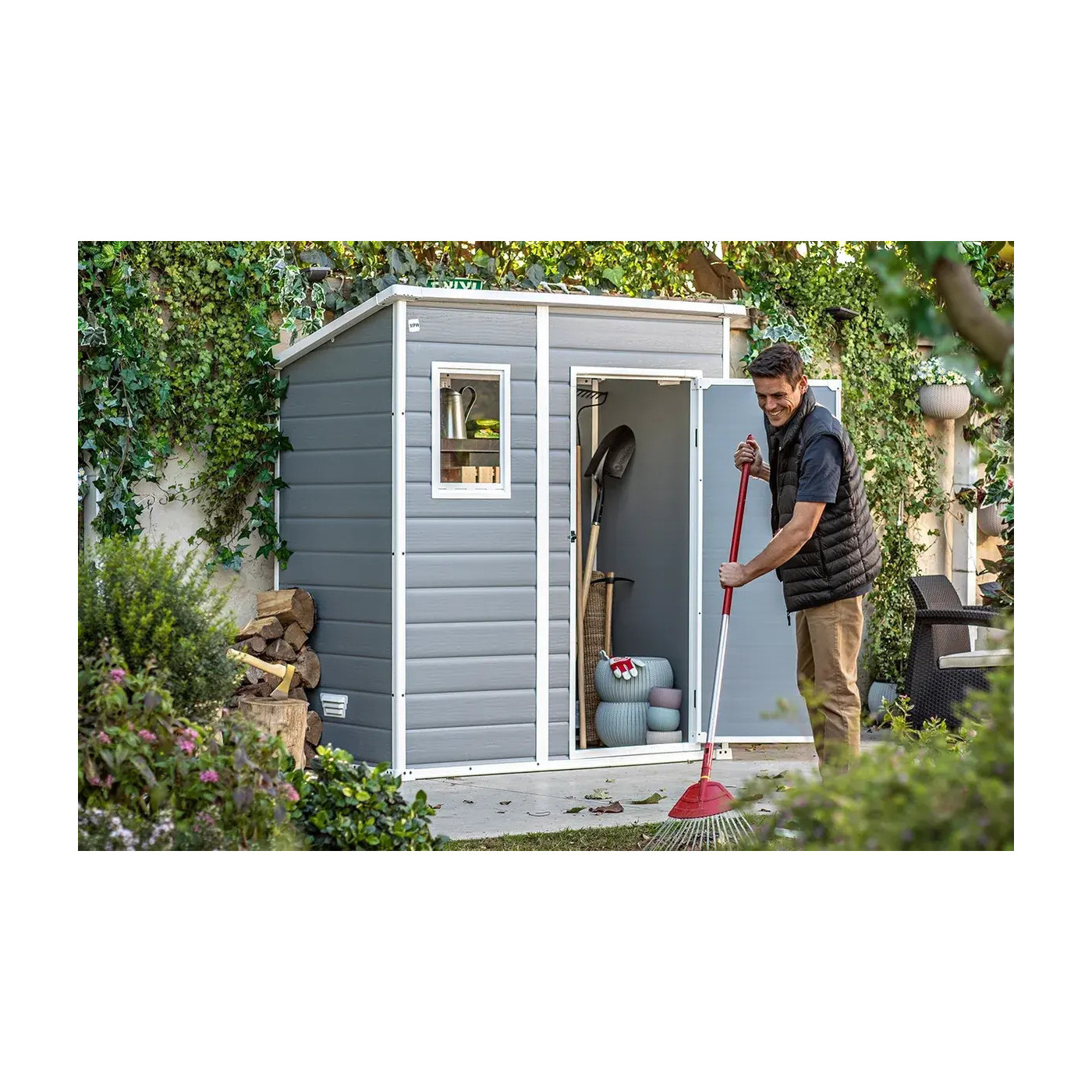 Domek ogrodowy Manor Pent 6x4, 183,5x111cm, Keter, aranżacja w ogrodzie, widok na wnętrze domku