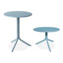 dwa niebieskie stoliki o różnej wielkości