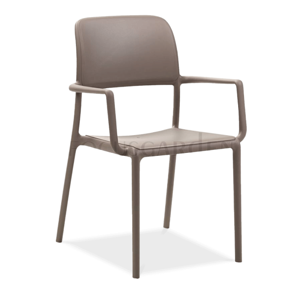 brązowe krzesło z oparciem i podłokietnikiem 