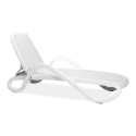 biały leżak z regulowanym oparciem