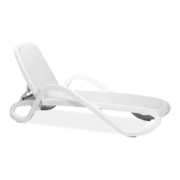 biały leżak z regulowanym oparciem