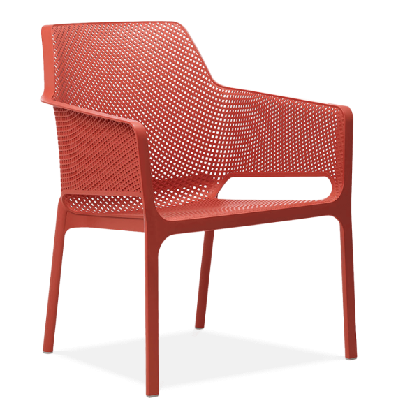 czerwone krzesło jadalniane z oparciem i podłokietnikami 