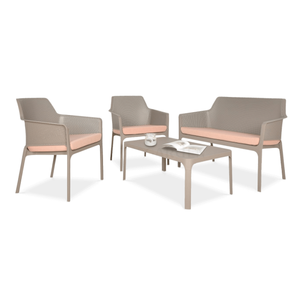 brązowy zestaw balkonowy z sofą, dwoma krzesłami i stołem