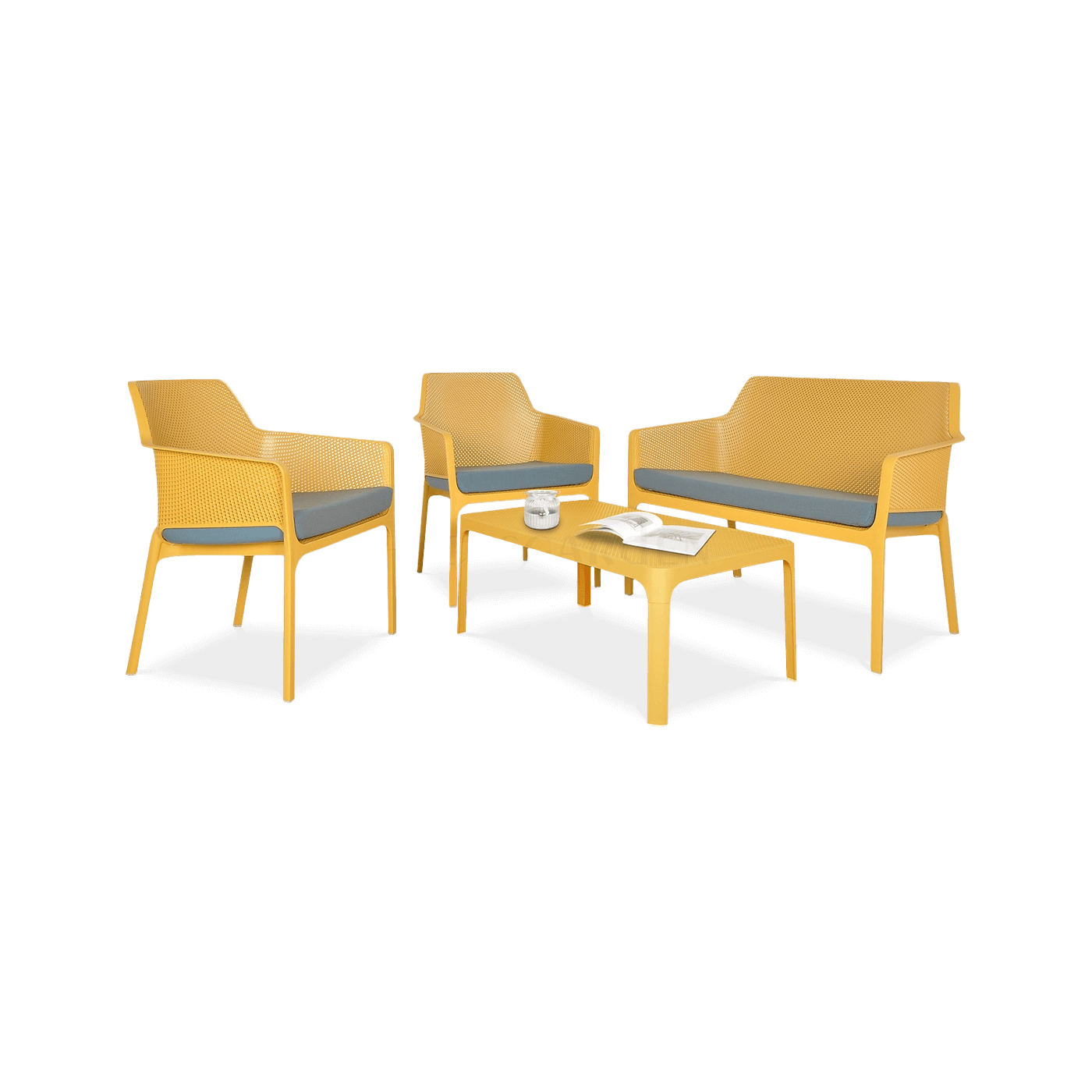 komplet mebli tarasowych w kolorze pomarańczowym, w składzie z dwoma krzesłami stolikiem kawowym oraz sofą