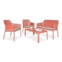 zestaw ogrodowy z czerwonymi fotelami, stolikiem oraz ławką z oparciem