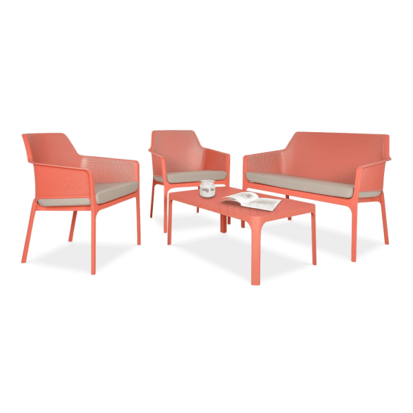 zestaw ogrodowy z czerwonymi fotelami, stolikiem oraz ławką z oparciem
