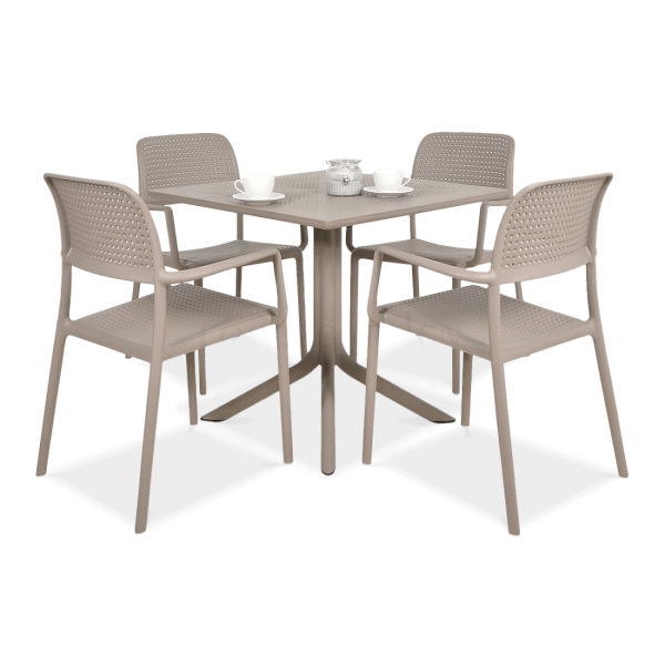 brązowy zestaw mebli ogrodowych z czterema krzesłami i kwadratowym stołem