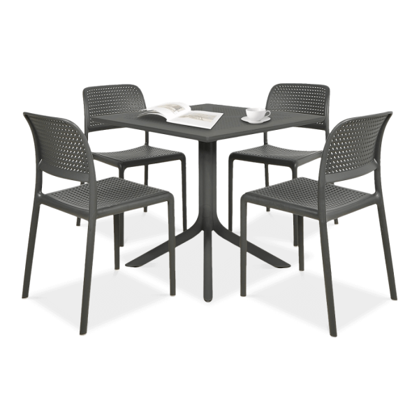 zestaw mebli ogrodowych, cztery krzesła oraz stół w kolorze czarnym