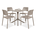 zestaw mebli tarasowych z czterema krzesłami i stolikiem