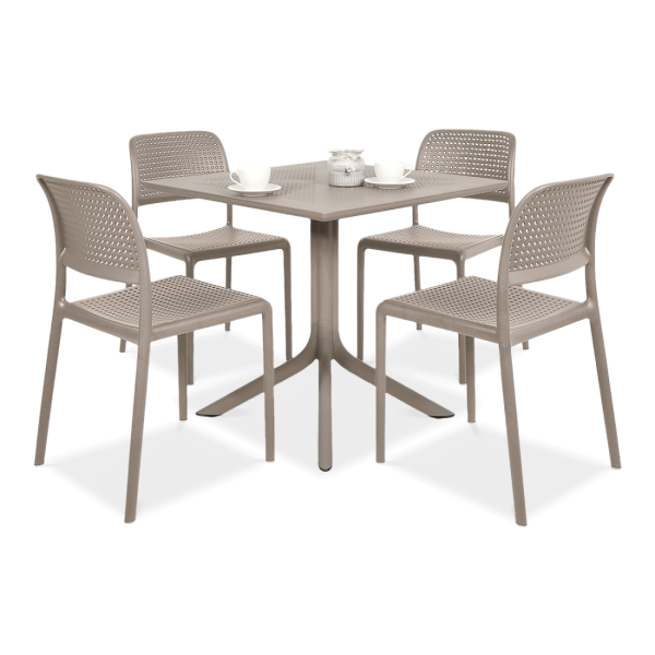 zestaw mebli tarasowych z czterema krzesłami i stolikiem