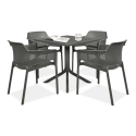 czarne meble tarasowe w zestawie z czarnymi krzesłami i stolikiem