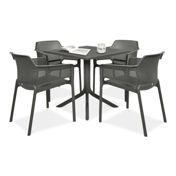 czarne meble tarasowe w zestawie z czarnymi krzesłami i stolikiem