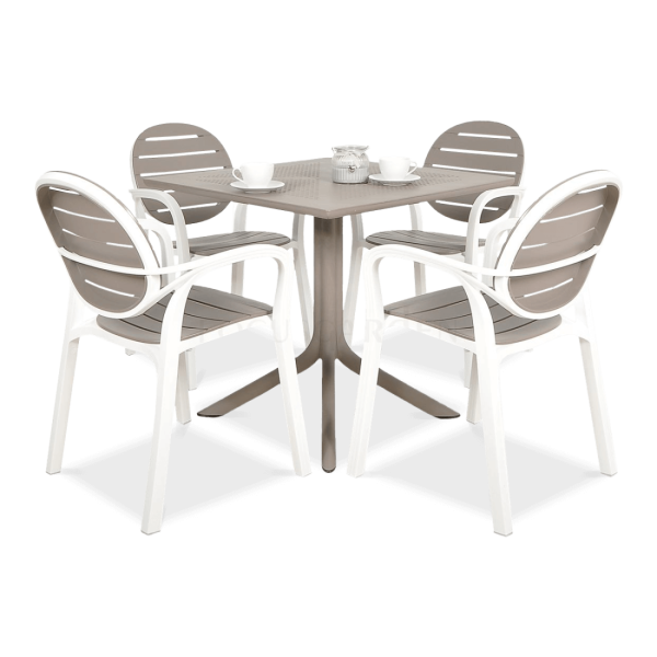 zestaw czterech krzeseł ogrodowych wraz z kwadratowym stołem w kolorze brązowym